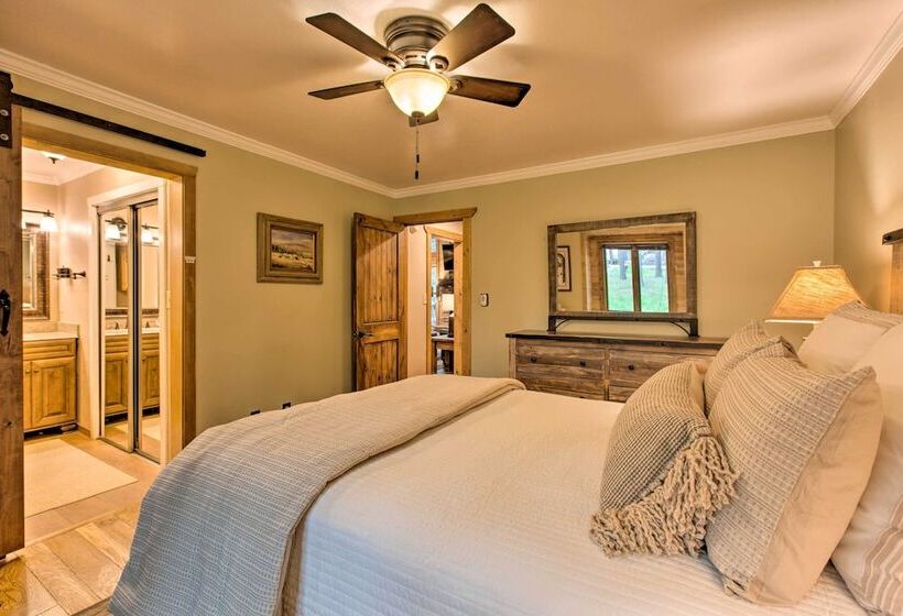 Blue Spruce Cabin  W / Hot Tub & Resort Amenities