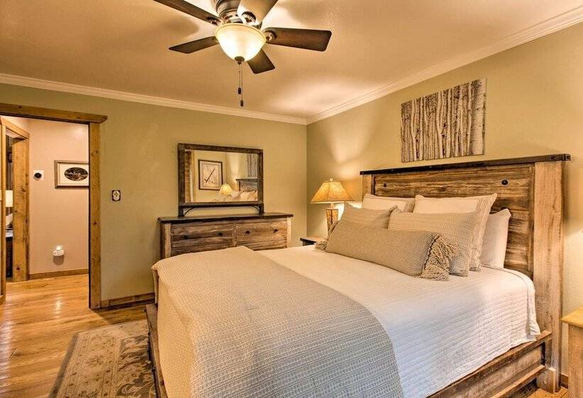 Blue Spruce Cabin  W / Hot Tub & Resort Amenities