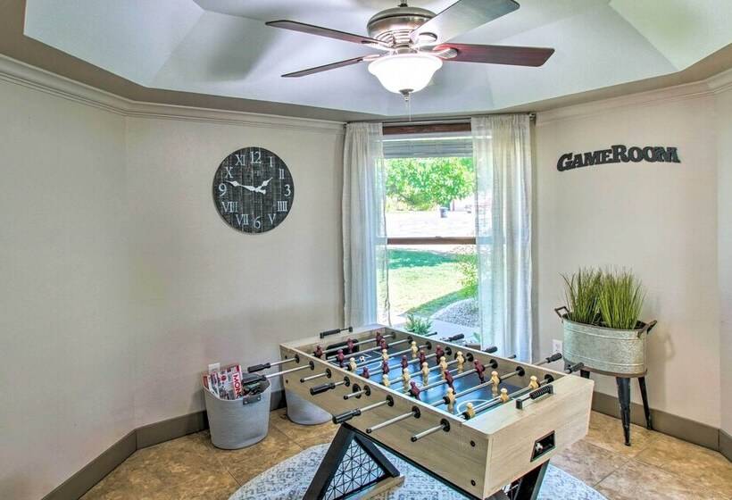 Bright Az Oasis W/ Fire Pit, Yard & Grill!