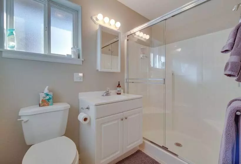 Charming Getaway, Walk To Windsor Lake & Downtown!