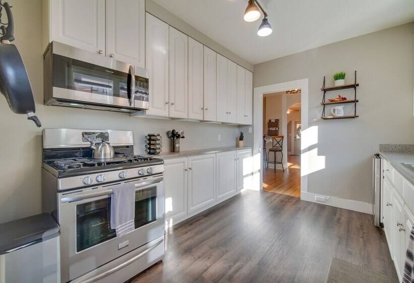 Charming Getaway, Walk To Windsor Lake & Downtown!