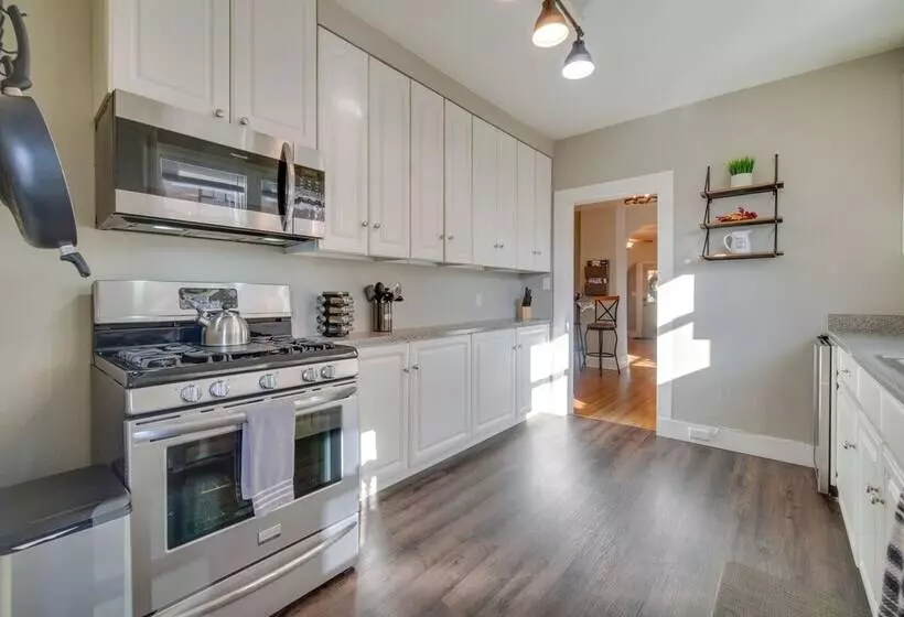 Charming Getaway, Walk To Windsor Lake & Downtown!