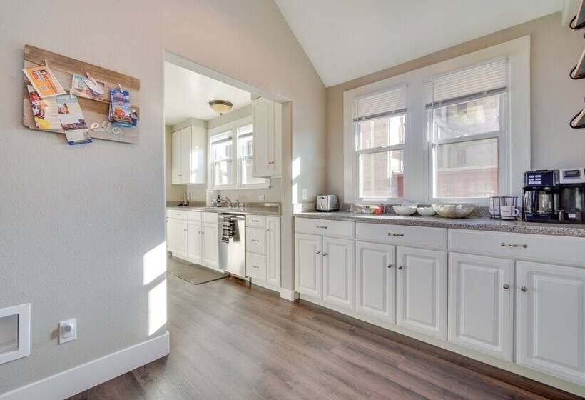 Charming Getaway, Walk To Windsor Lake & Downtown!