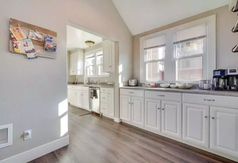 Charming Getaway, Walk To Windsor Lake & Downtown!