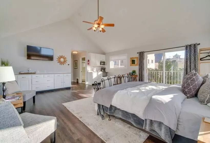 Charming Getaway, Walk To Windsor Lake & Downtown!