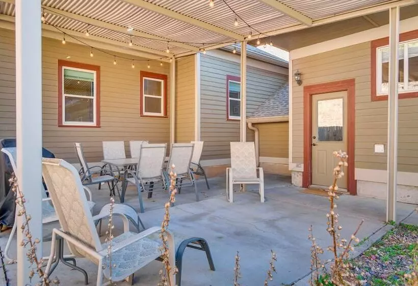 Charming Getaway, Walk To Windsor Lake & Downtown!