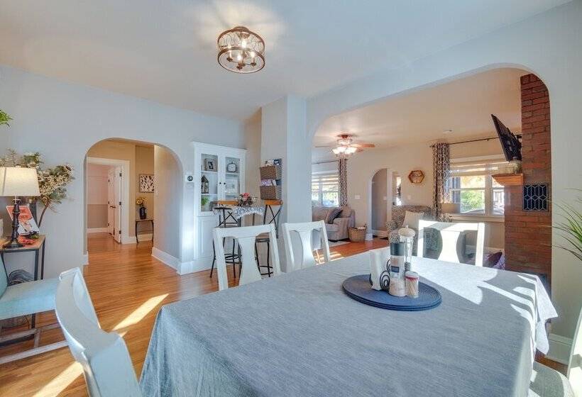 Charming Getaway, Walk To Windsor Lake & Downtown!