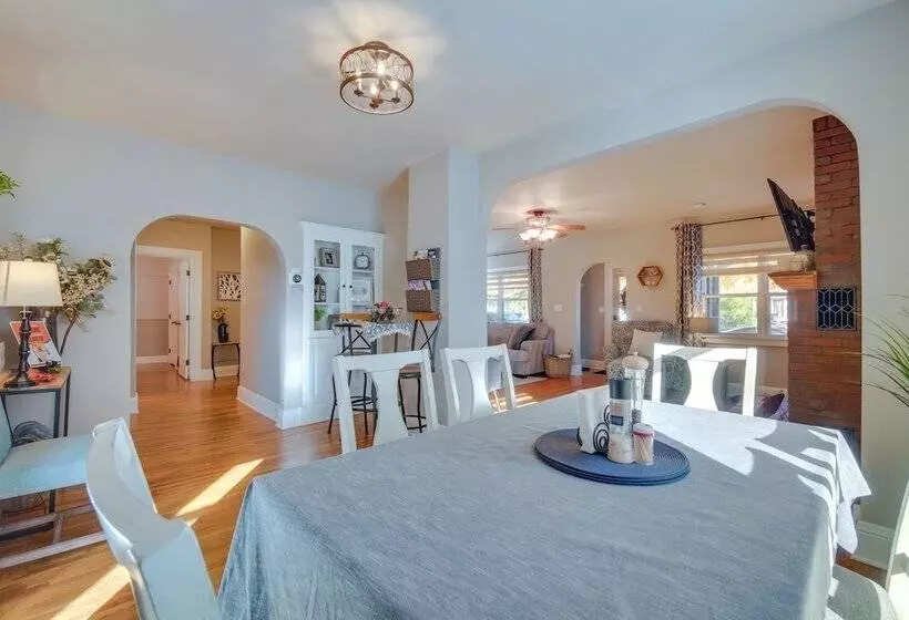 Charming Getaway, Walk To Windsor Lake & Downtown!