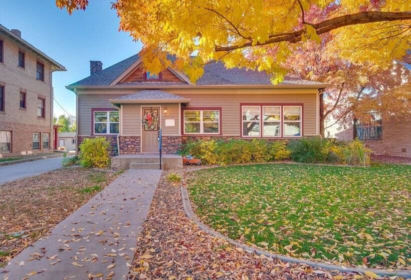 Charming Getaway, Walk To Windsor Lake & Downtown!
