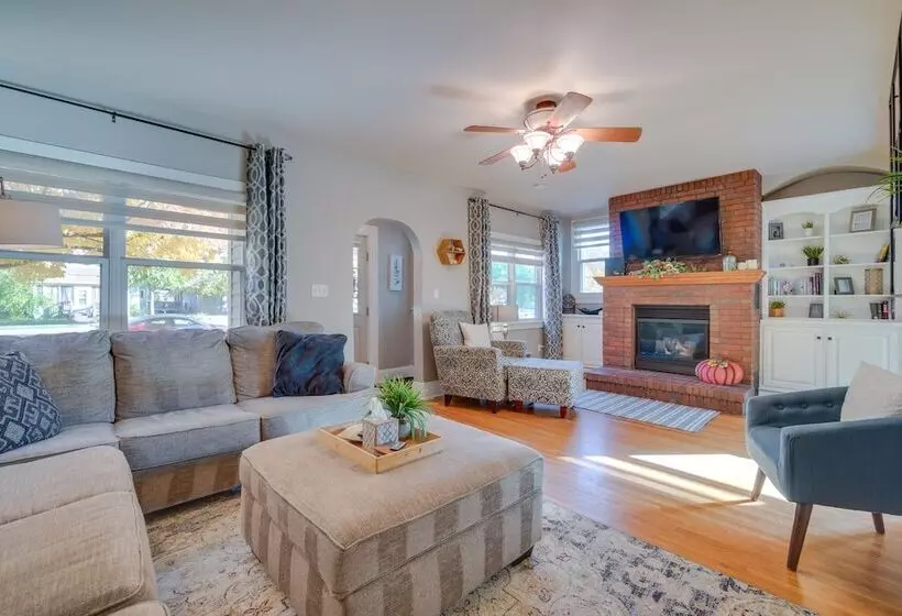 Charming Getaway, Walk To Windsor Lake & Downtown!