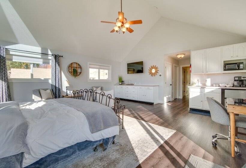 Charming Getaway, Walk To Windsor Lake & Downtown!