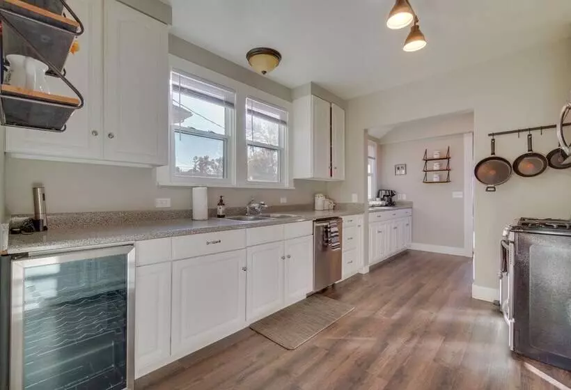 Charming Getaway, Walk To Windsor Lake & Downtown!