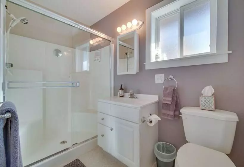 Charming Getaway, Walk To Windsor Lake & Downtown!