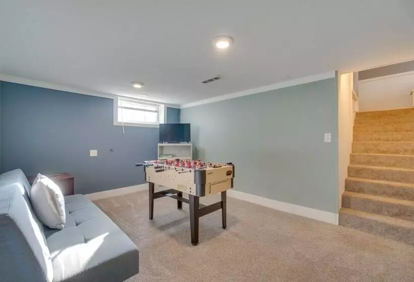 Charming Getaway, Walk To Windsor Lake & Downtown!