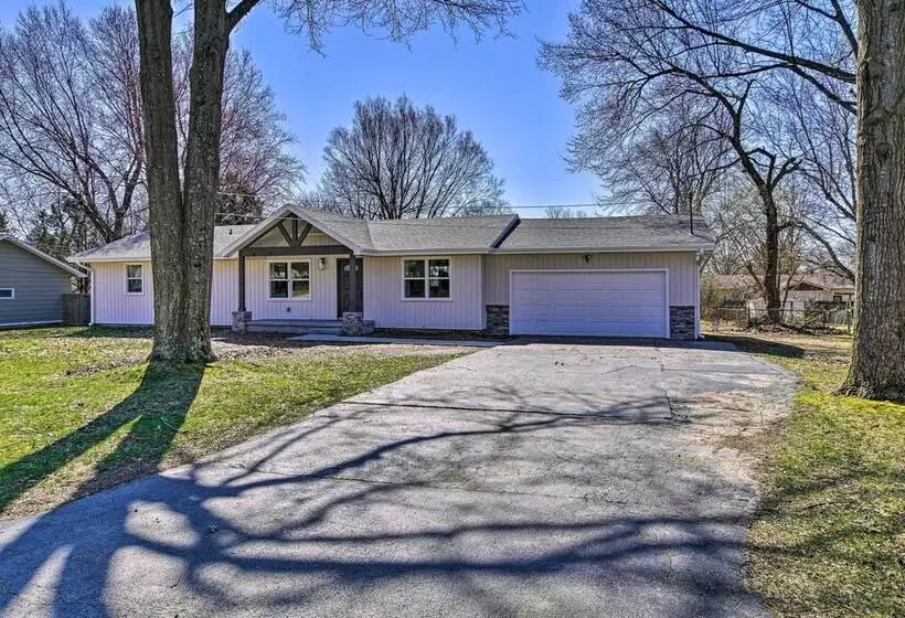 Retreat W/ Deck ~ 9 Mi To Downtown Springfield