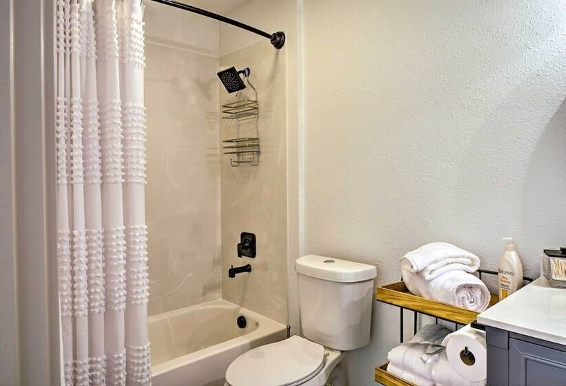 Retreat W/ Deck ~ 9 Mi To Downtown Springfield