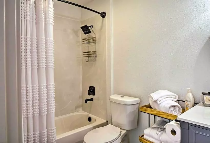 Retreat W/ Deck ~ 9 Mi To Downtown Springfield