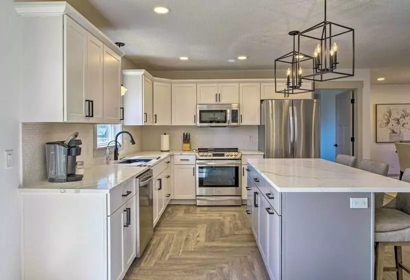 Retreat W/ Deck ~ 9 Mi To Downtown Springfield