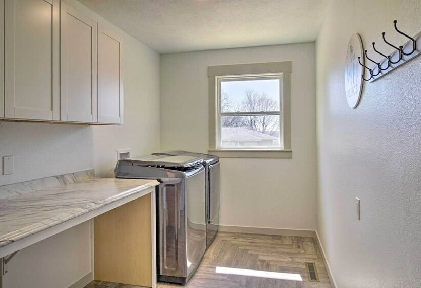 Retreat W/ Deck ~ 9 Mi To Downtown Springfield