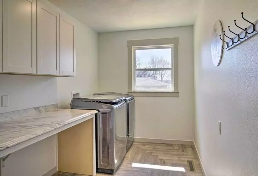 Retreat W/ Deck ~ 9 Mi To Downtown Springfield