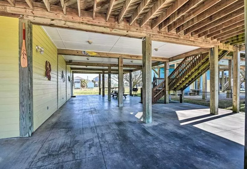 Walk To Shore: Crystal Beach Family Home W/ Deck!