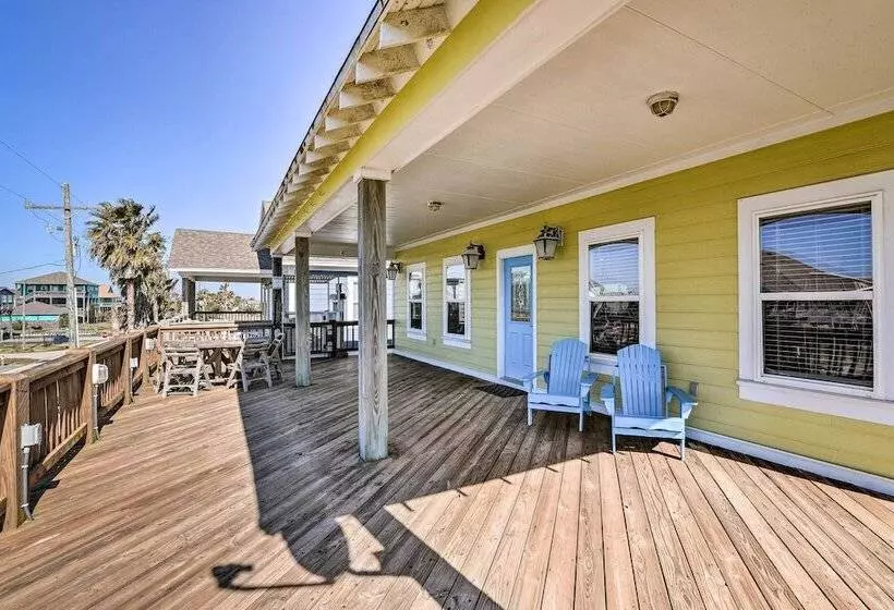 Walk To Shore: Crystal Beach Family Home W/ Deck!