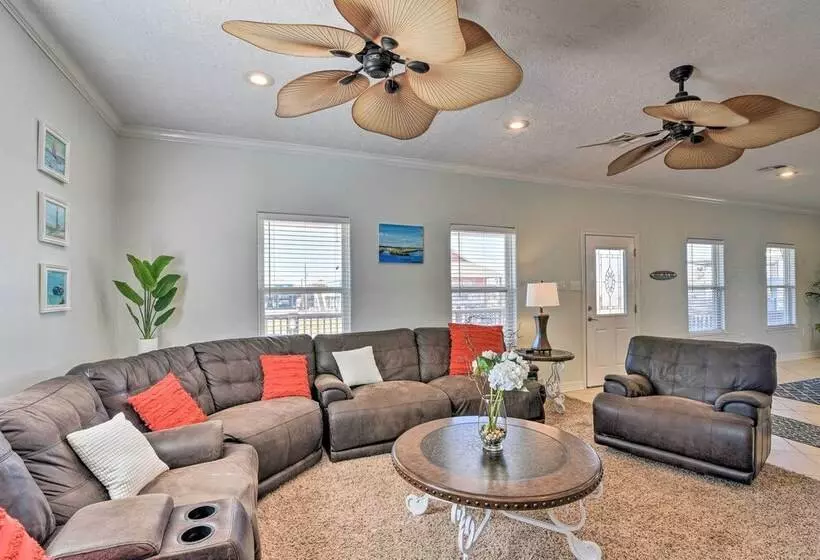 Walk To Shore: Crystal Beach Family Home W/ Deck!