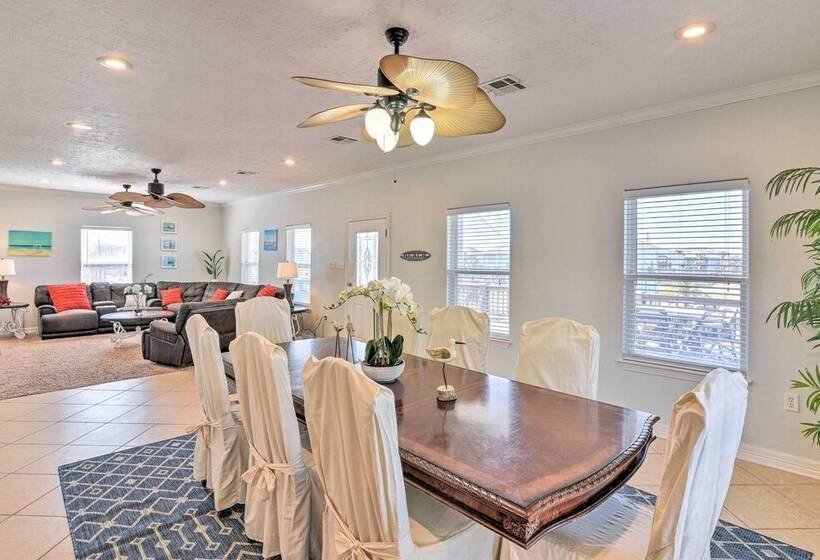Walk To Shore: Crystal Beach Family Home W/ Deck!