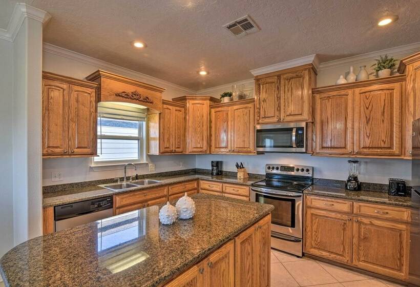 Walk To Shore: Crystal Beach Family Home W/ Deck!