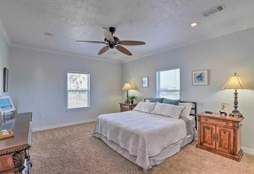 Walk To Shore: Crystal Beach Family Home W/ Deck!