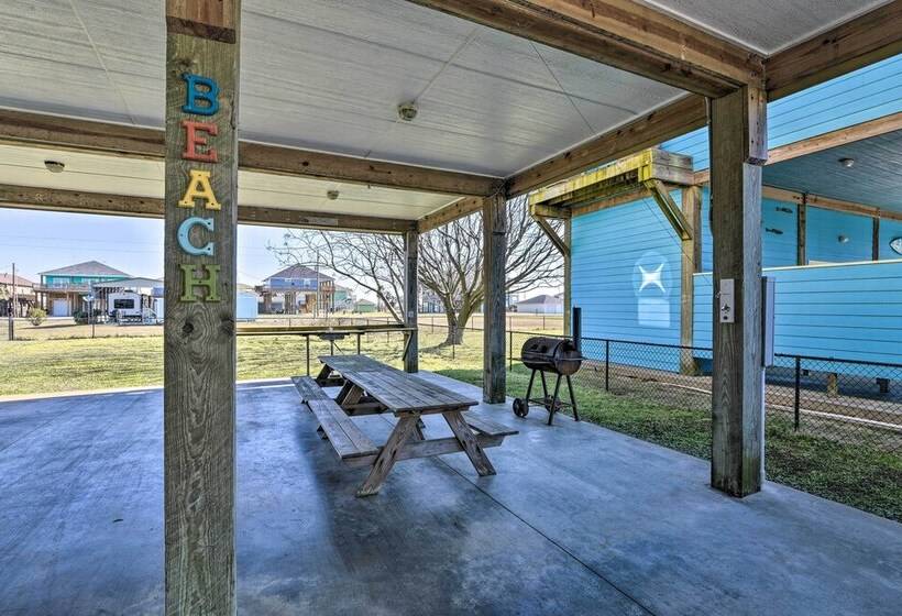 Walk To Shore: Crystal Beach Family Home W/ Deck!