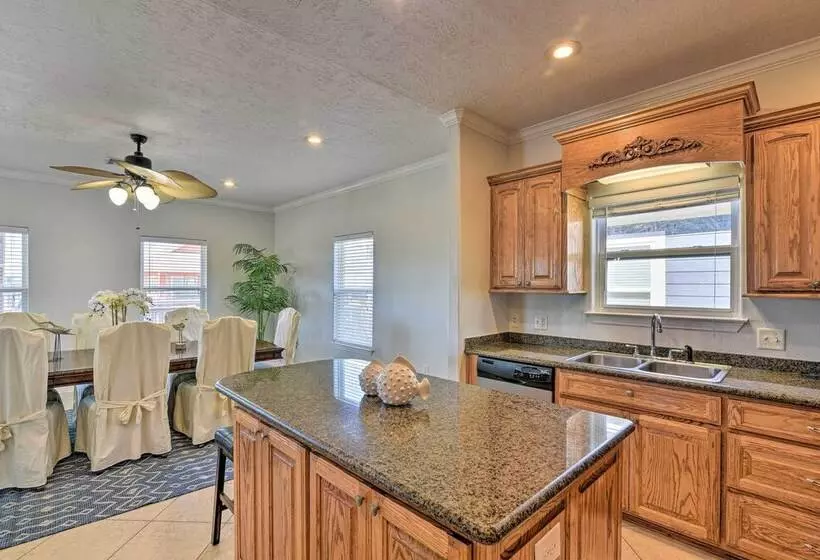 Walk To Shore: Crystal Beach Family Home W/ Deck!