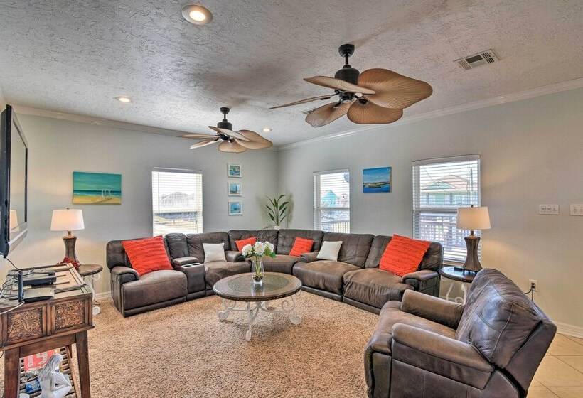Walk To Shore: Crystal Beach Family Home W/ Deck!