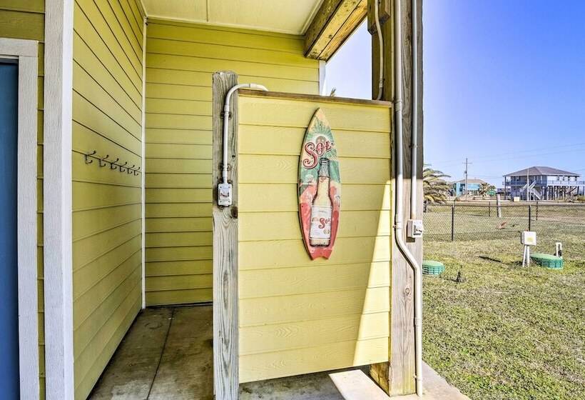 Walk To Shore: Crystal Beach Family Home W/ Deck!