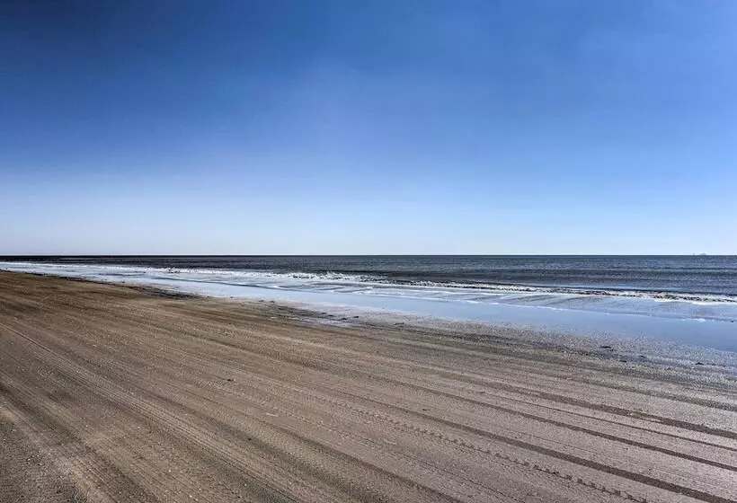 Walk To Shore: Crystal Beach Family Home W/ Deck!