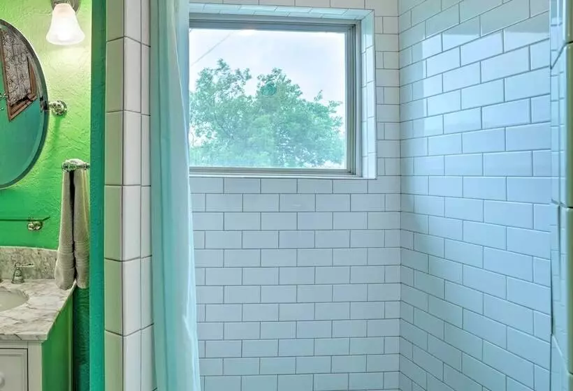 Enchanting Hilltop Cottage In Medicine Park!