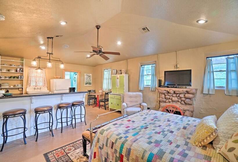 Enchanting Hilltop Cottage In Medicine Park!