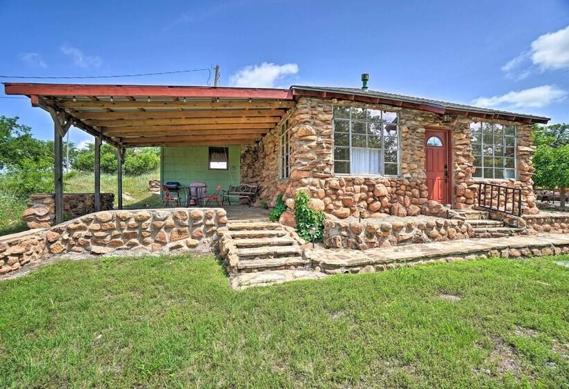 Enchanting Hilltop Cottage In Medicine Park!