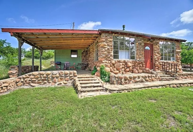 Enchanting Hilltop Cottage In Medicine Park!