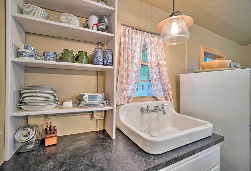 Enchanting Hilltop Cottage In Medicine Park!