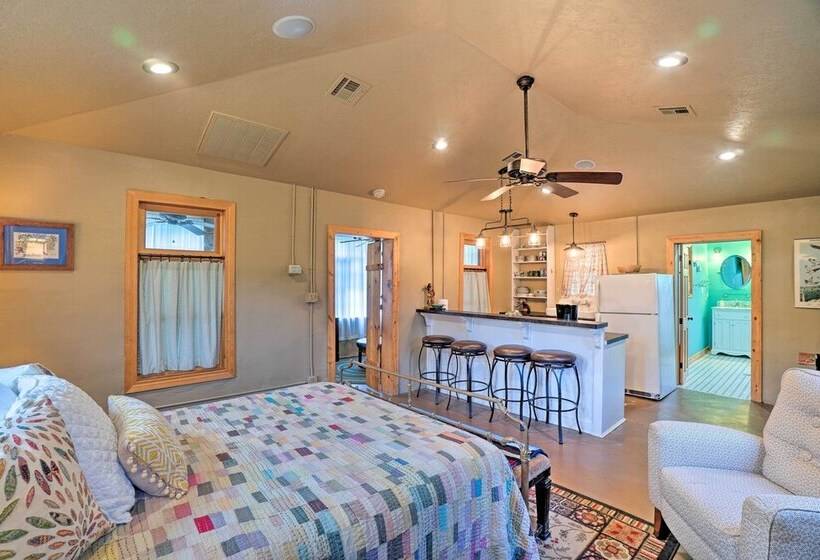 Enchanting Hilltop Cottage In Medicine Park!