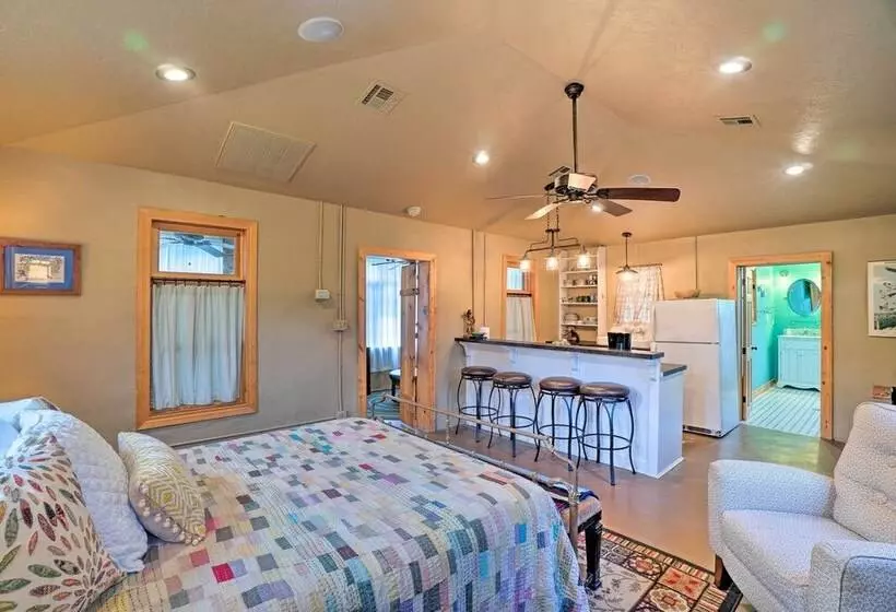 Enchanting Hilltop Cottage In Medicine Park!