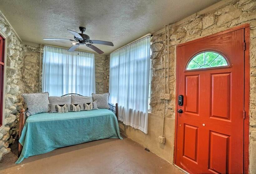 Enchanting Hilltop Cottage In Medicine Park!