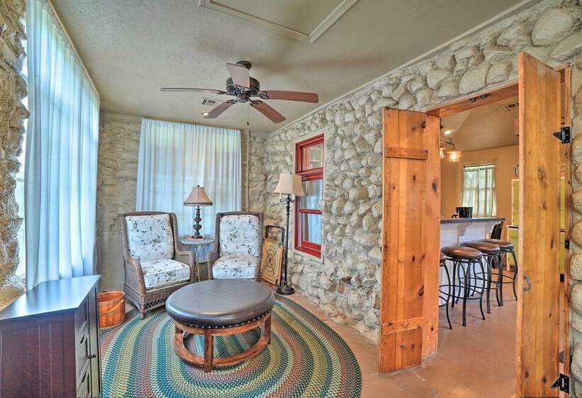 Enchanting Hilltop Cottage In Medicine Park!