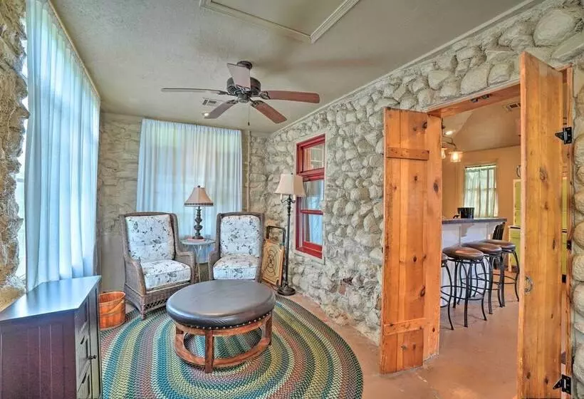 Enchanting Hilltop Cottage In Medicine Park!