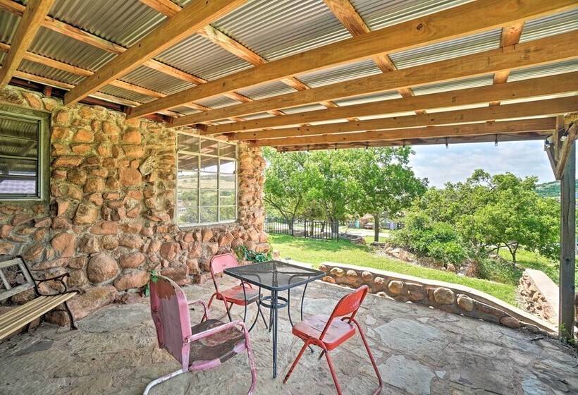 Enchanting Hilltop Cottage In Medicine Park!