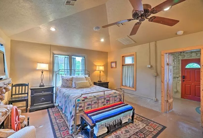 Enchanting Hilltop Cottage In Medicine Park!