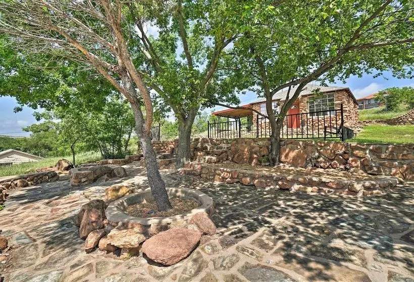 Enchanting Hilltop Cottage In Medicine Park!