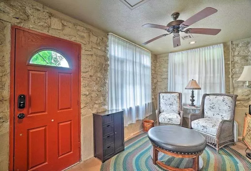 Enchanting Hilltop Cottage In Medicine Park!