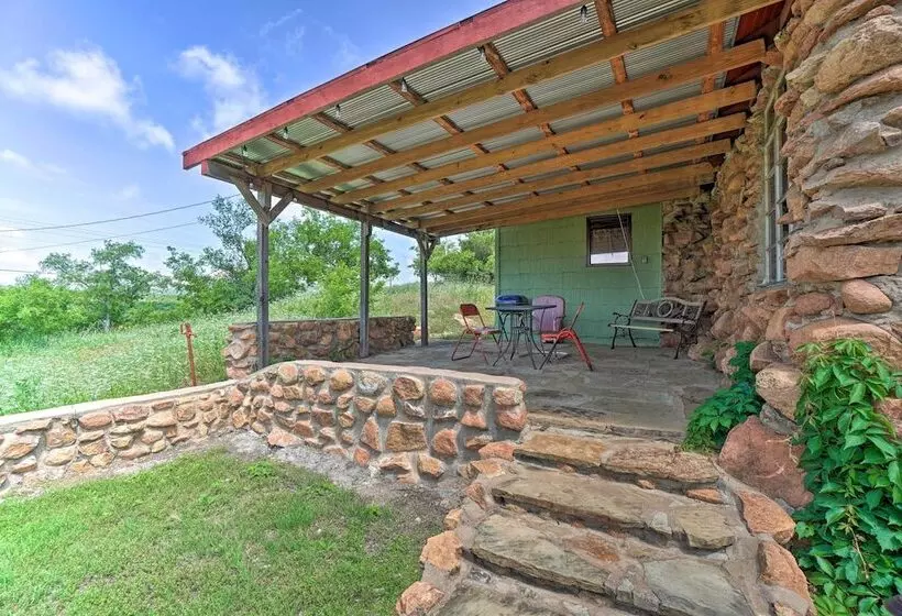 Enchanting Hilltop Cottage In Medicine Park!